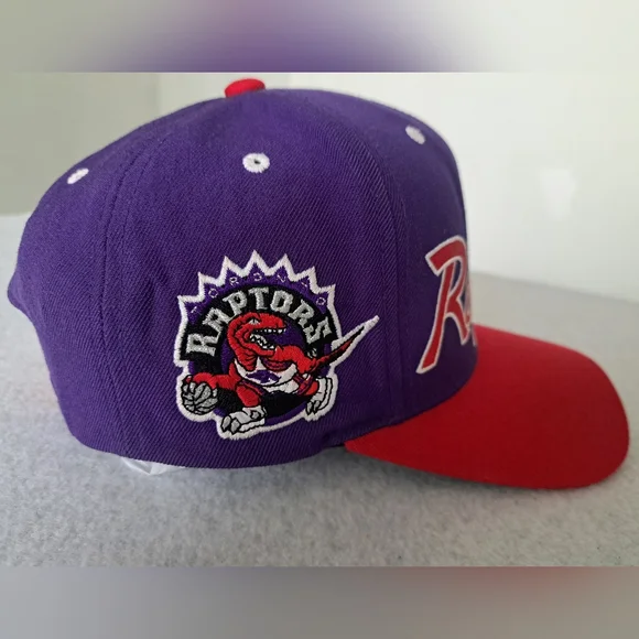Mitchell & Ness Toronto Raptors two-tone snapback cap in purple and red - Picture 2 of 11